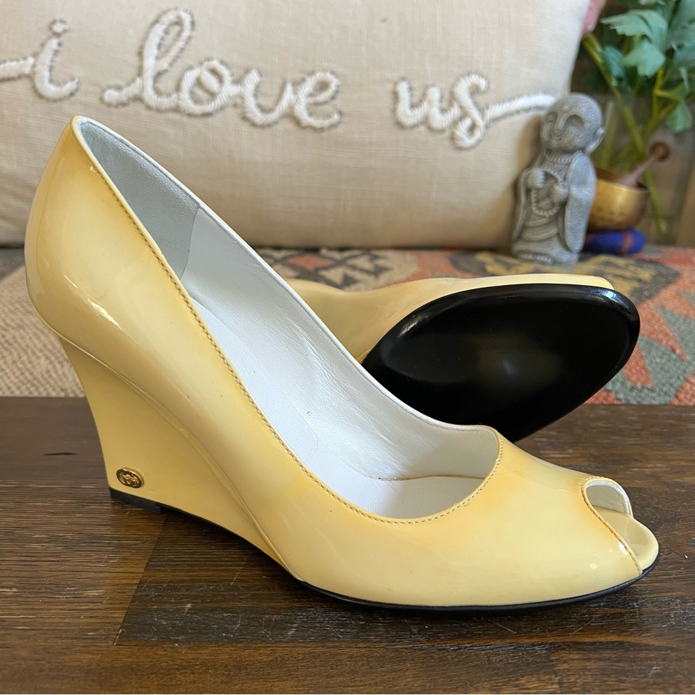 GUCCI Peep Toe Wedges yellow Patent Leather (New With Stains - See Pics) US6.5